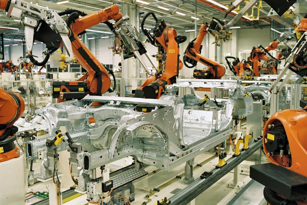 Ipari robotok BMW-karosszériák hegesztése közben a lipcsei gyárban